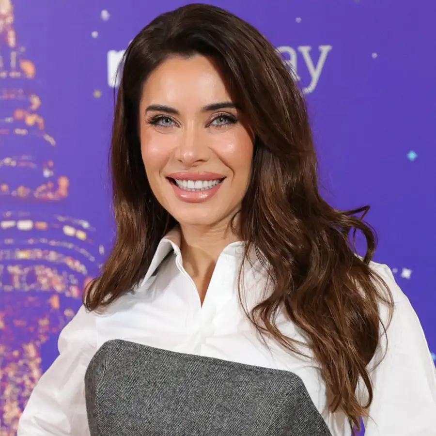 Pilar Rubio se despide de los tacones: estas Skechers blancas son las que mejor quedan con pantalones de traje holgados