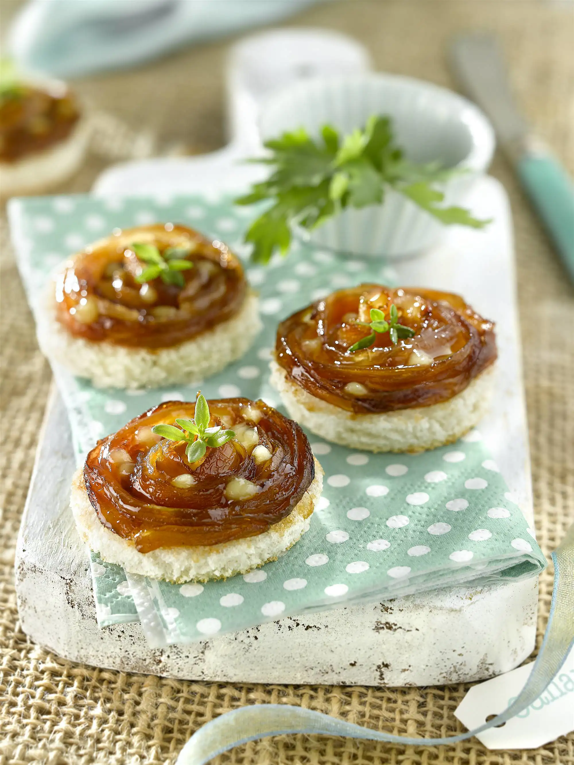 Canapés de cebolleta caramelizada con queso