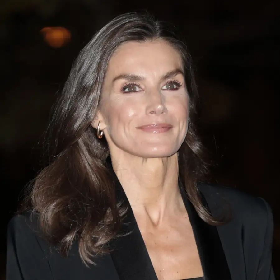 Letizia se contiene y se suma al esmoquin más elegante: el mensaje que oculta su último look inspirado en Leonor