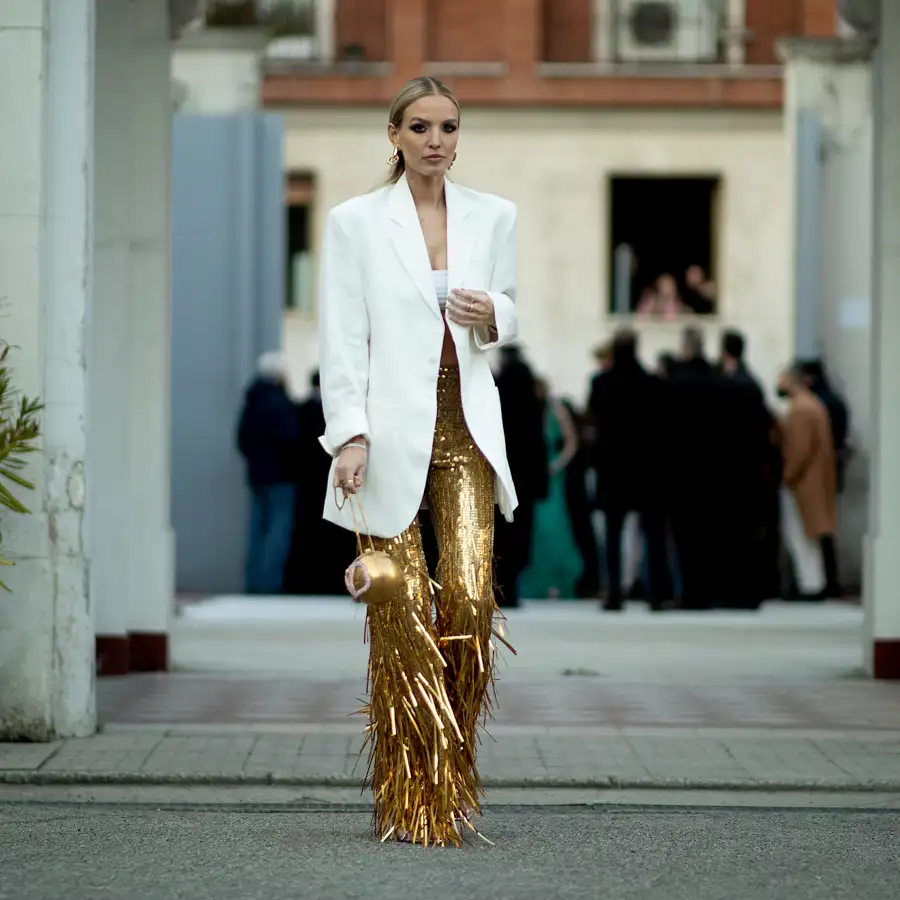 10 pantalones de Sfera con toque festivo elegante que combinan genial con blusa blanca para ser la mejor vestida en la comida de Navidad  