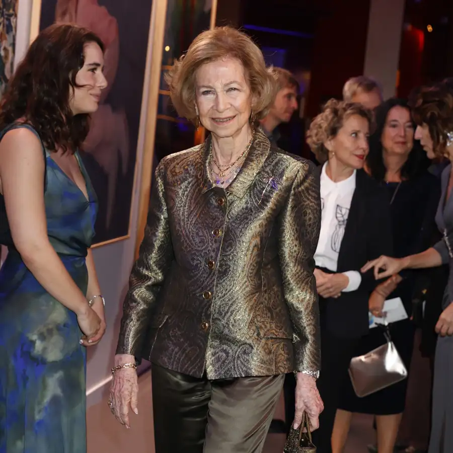 La reina Sofía impacta en el Teatro Real con el total look verde caqui satinado que las de 60 con más estilo llevarán a las cenas de Navidad