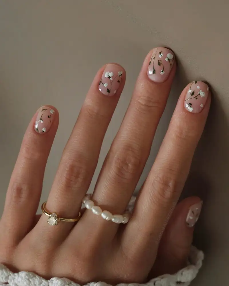 Uñas blancas con florecillas