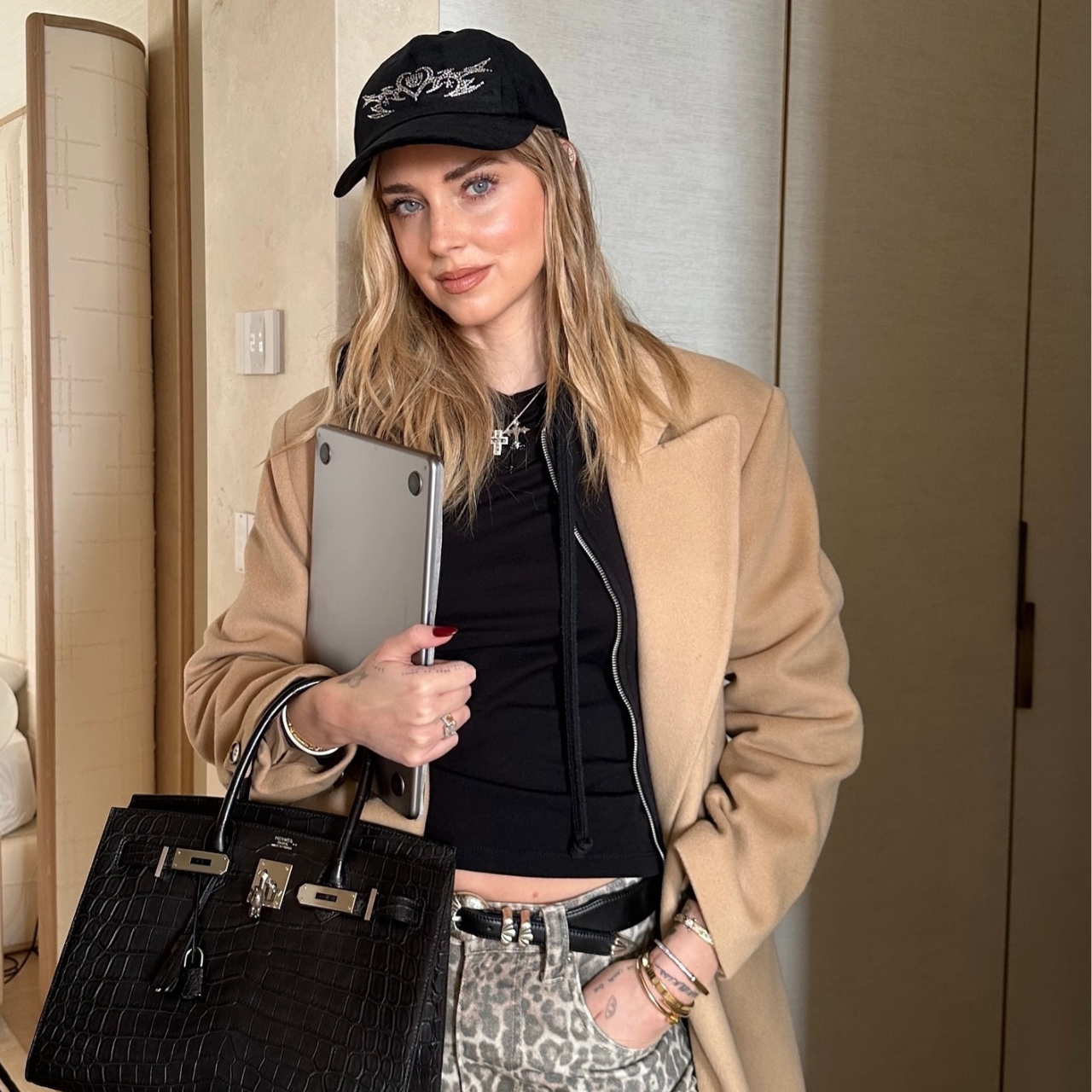 Chiara Ferragni con un ordenador