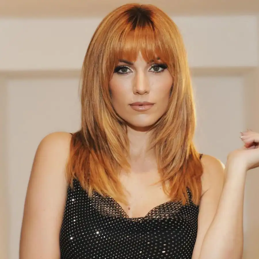 Vaqueros en Navidad sí, pero así: Edurne agotará los jeans con toque dorado más elegantes y efecto tipazo