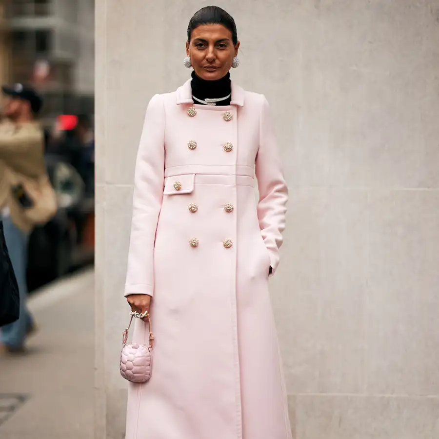 Hoy han llegado a Zara las chaquetas con botones en los colores tendencia del 2025: calentitas, con toque diferente y elegantes