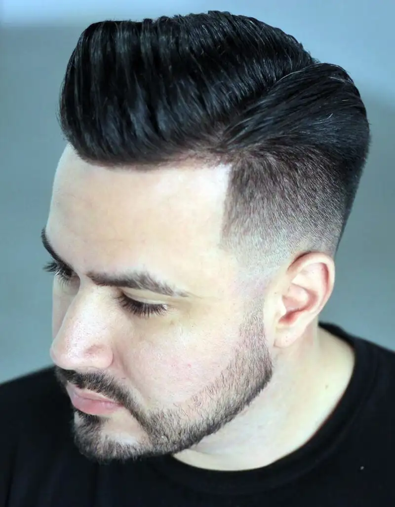 low fade con raya a un lado