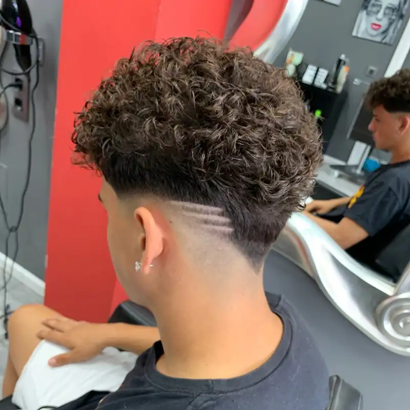 low fade En V rizado con diseño