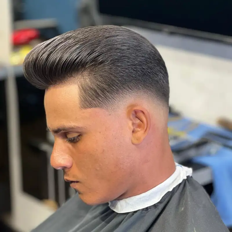  low fade estilo pompadour