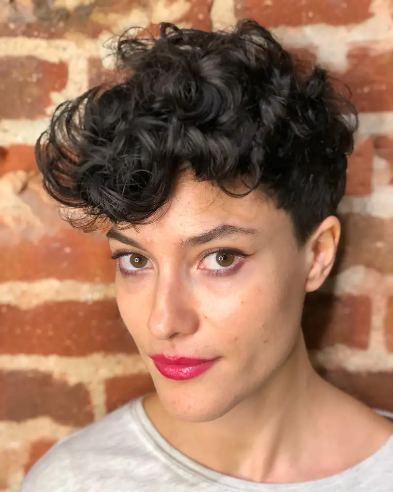 cortes de pelo corto rizado para mujer 50 Pixie con tupé