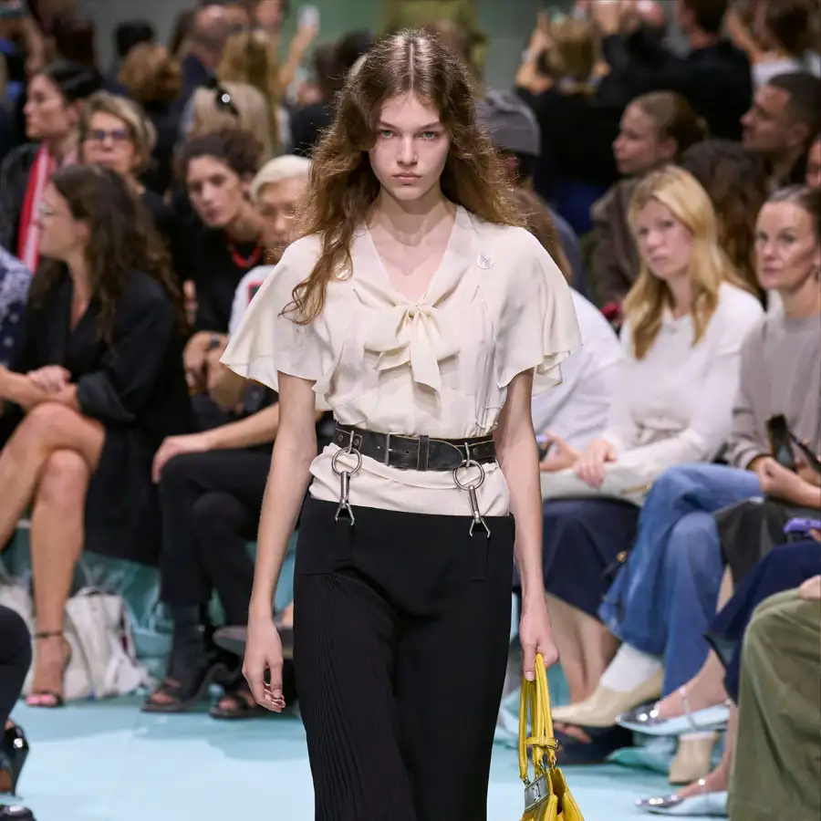 Las tendencias de moda que triunfarán en Primavera/Verano 2025, según Prada: de las blusas románticas al estampado de flores