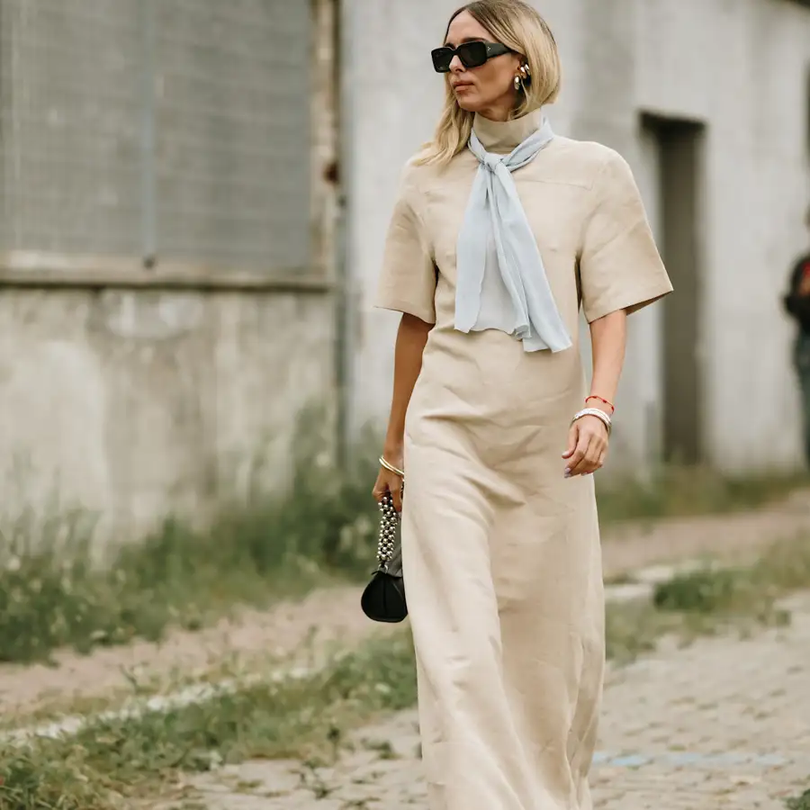 Acaba de llegar a Zara el vestido boho en el color tendencia de Navidad: holgadito, elegante y combina con botines