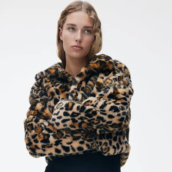 Chaqueta cropped de animal print