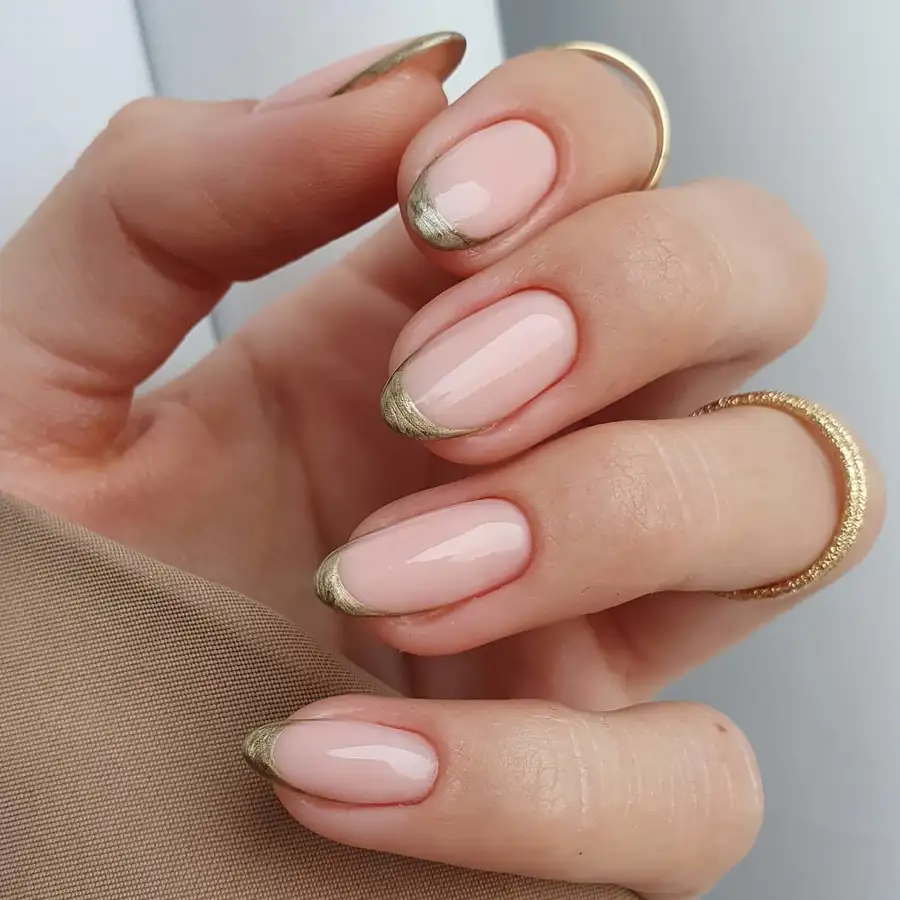 25 ideas de uñas francesas para Navidad: elegantes, versátiles y aptas para uñas cortas