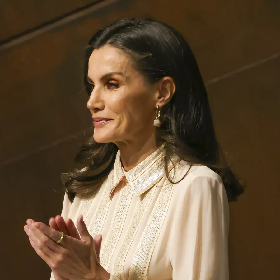 Letizia desconcierta con su look en Bilbao para ir a la ópera: el vestido camisero champán, que parece sacado del armario de doña Sofía