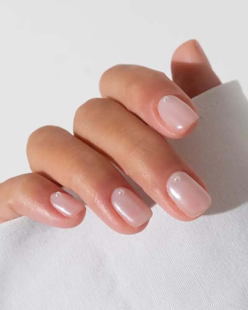 uñas perladas elegantes Con miniperlas