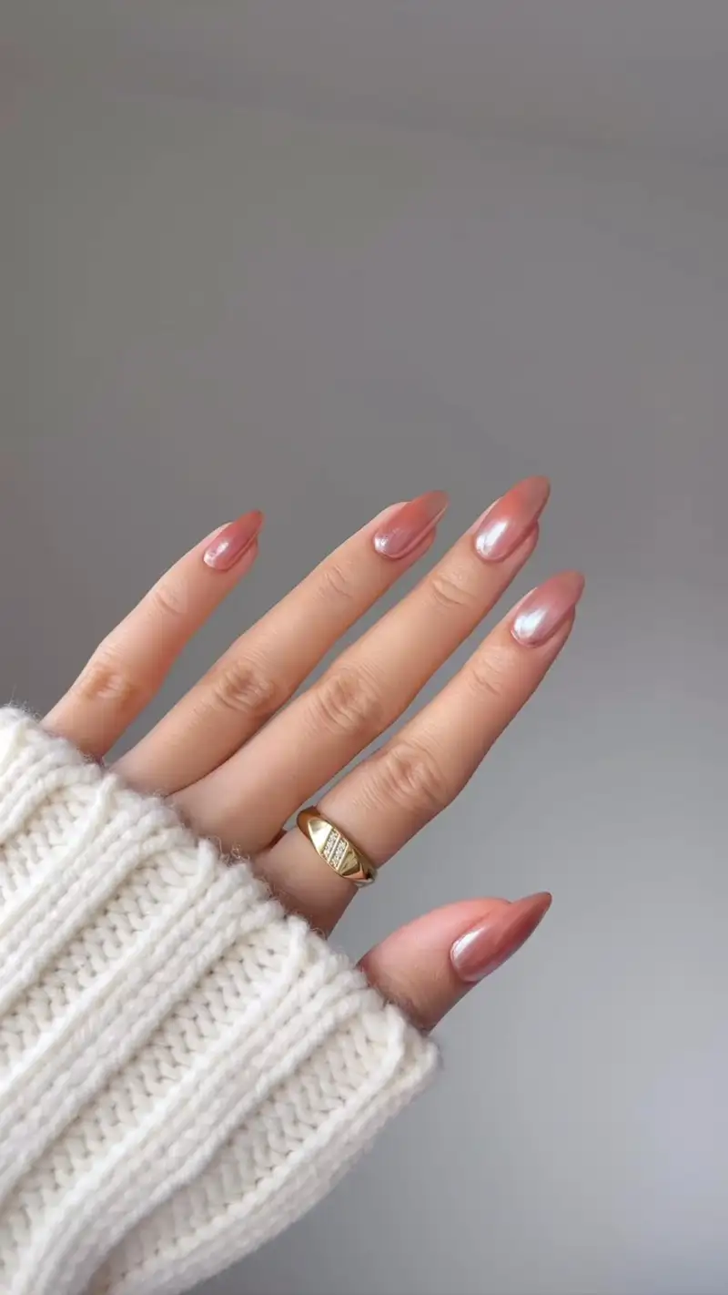 uñas perladas elegantes Marrones