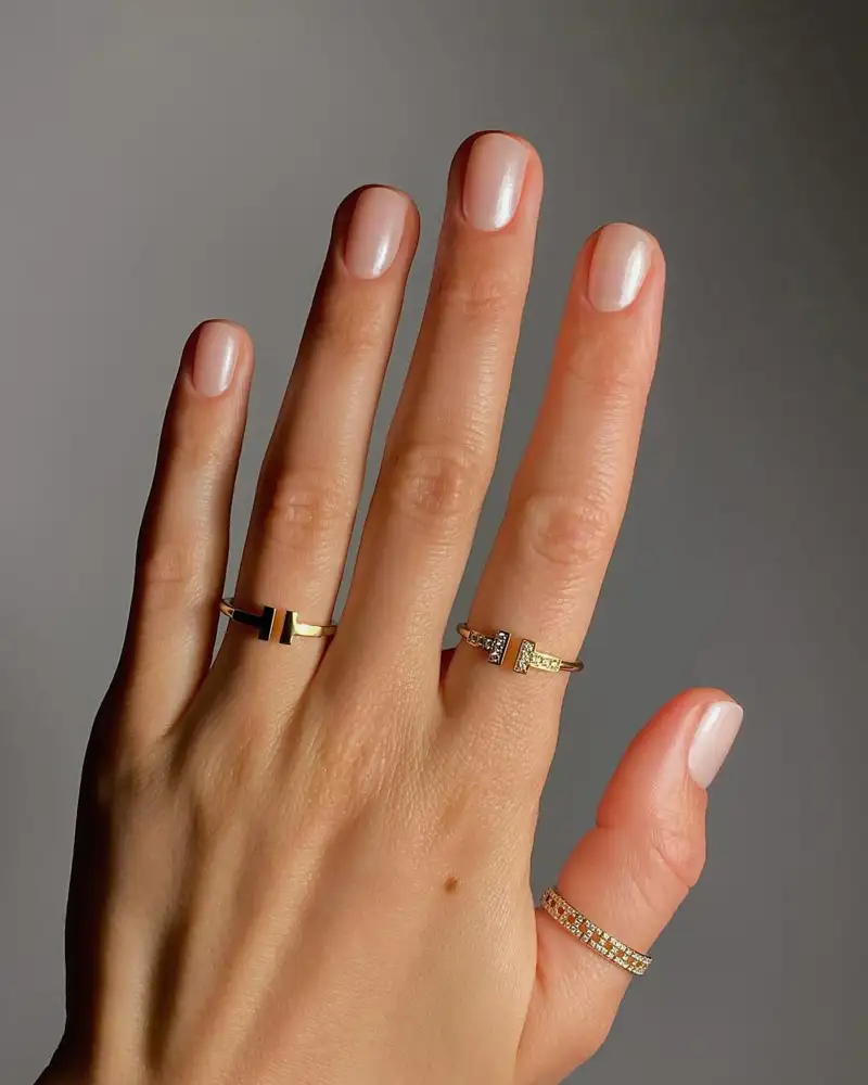 uñas perladas elegantes Minimalistas