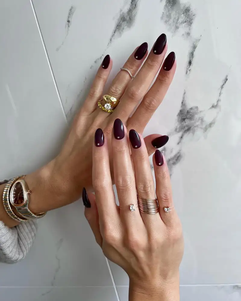 15 ideas de uñas burdeos elegantes que serán tendencia en 2025