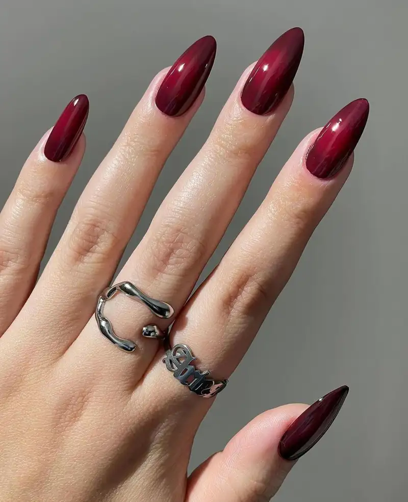 15 ideas de uñas burdeos elegantes que serán tendencia en 2025