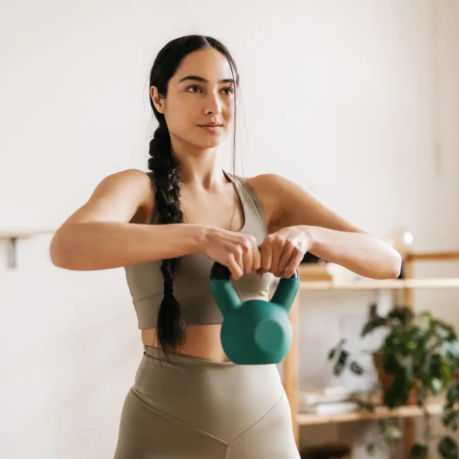 La rutina de ejercicios de fuerza en casa para mujer para tener un cuerpo tonificado de una vez por todas