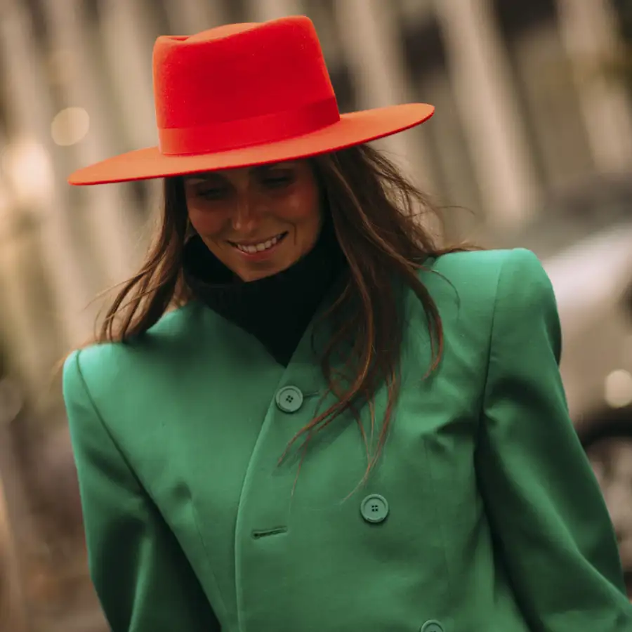 Ayer llegaron a Zara las chaquetas con botones en los colores tendencia del 2025: calentitas, con toque diferente y elegantes