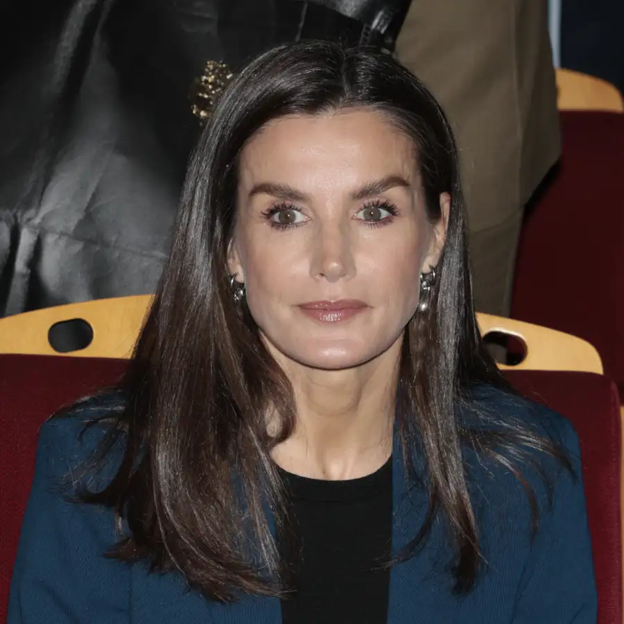 Letizia desconcierta con su look de trabajo más casual: la camiseta de algodón orgánico que ella lleva con traje