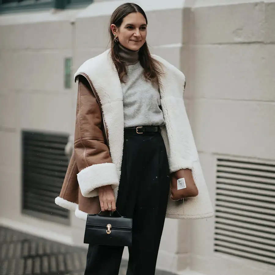 Las mujeres de 50 ya no llevan plumífero: este es el abrigo tendencia de Zara más elegante y calentito