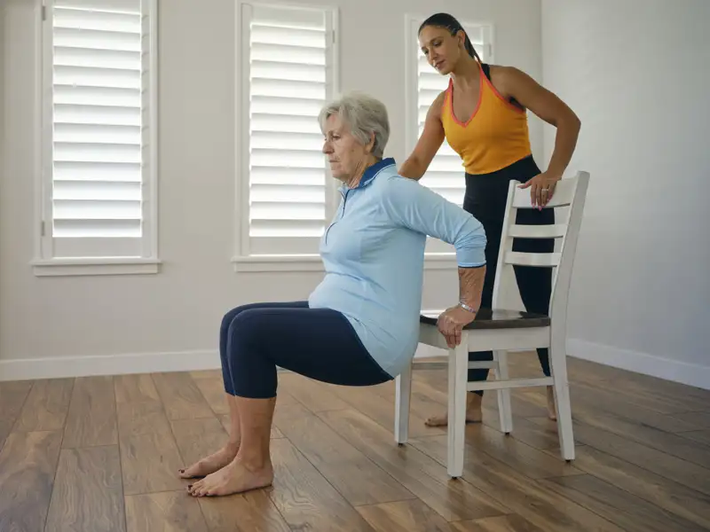 rutina ejercicio 60 años mujer silla