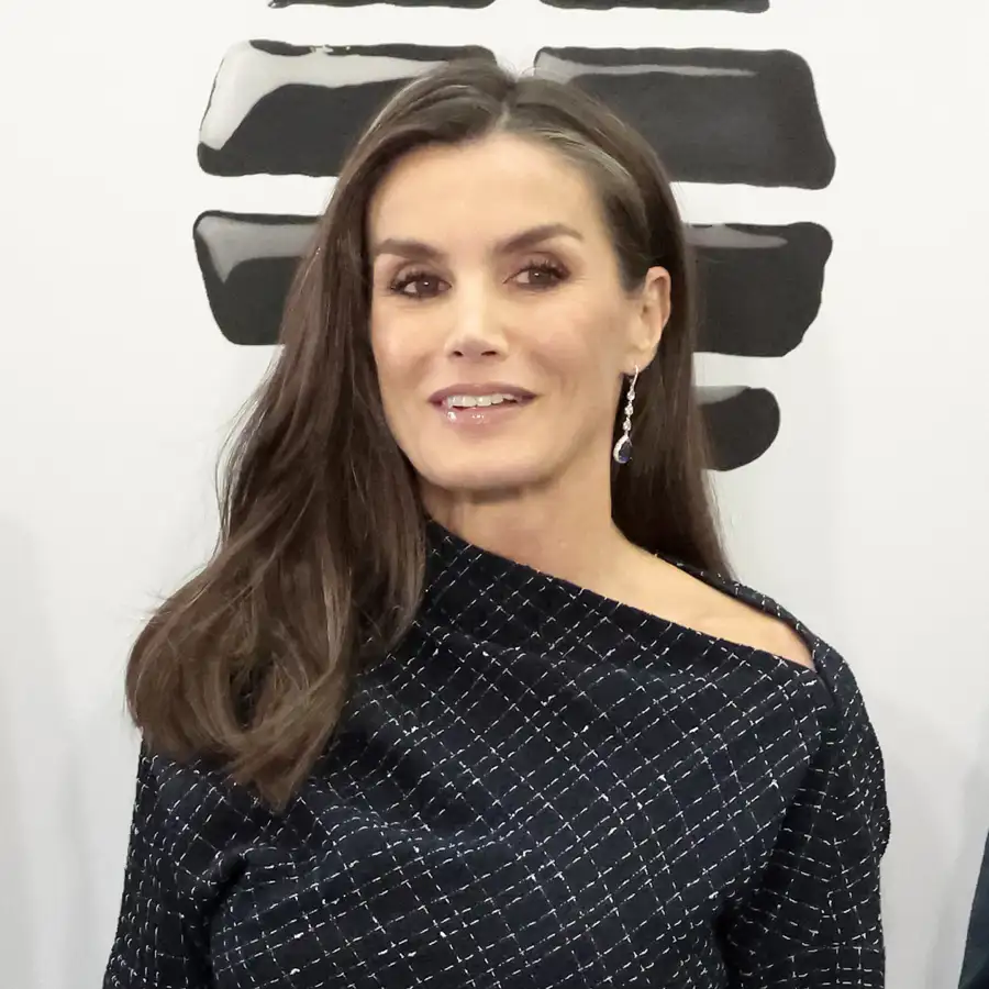 Letizia se inspira en Máxima con el vestido de cóctel de escote asimétrico y manga francesa más favorecedor para Navidad