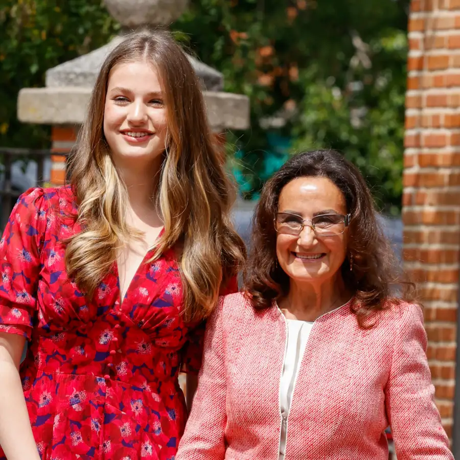 El accesorio favorito de las parisinas que Paloma Rocasolano lleva pasados los 60: con toque navideño, elegante y rejuvenecedor