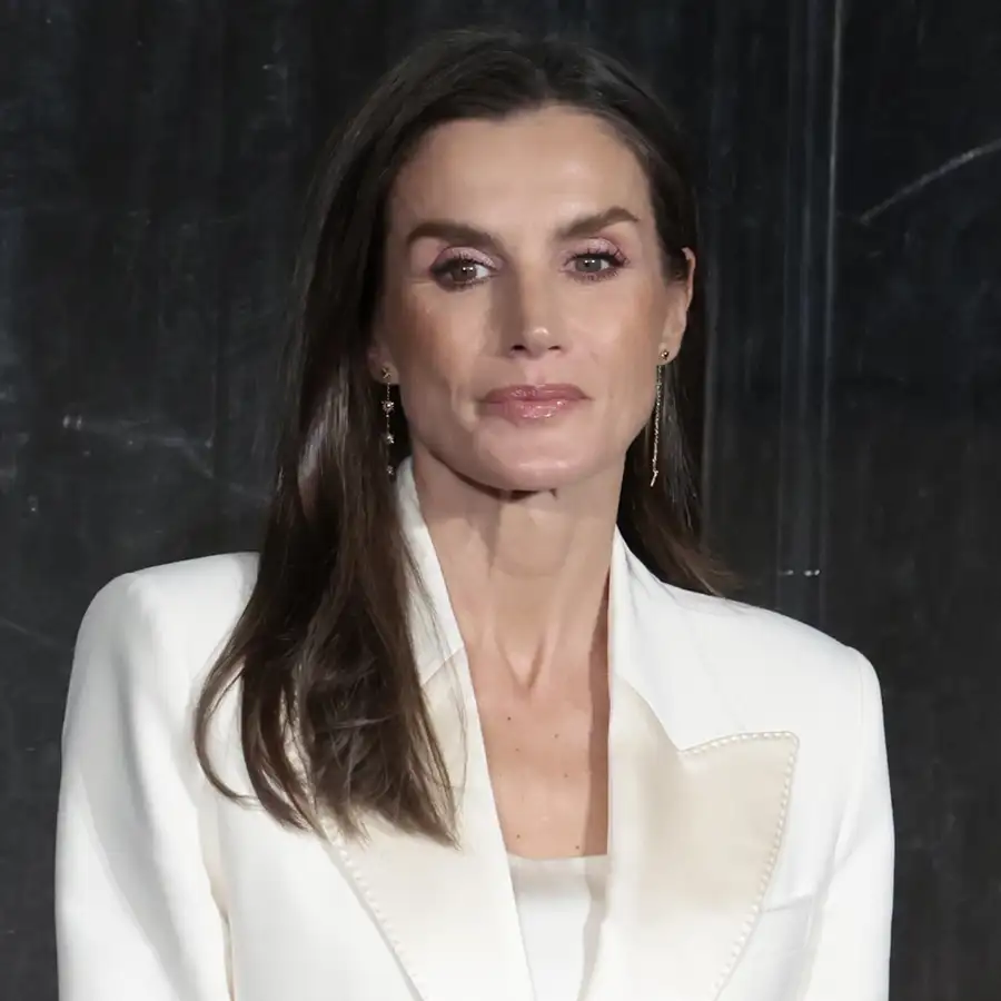 Letizia dice adiós a los colores oscuros con un espectacular look blanco ideal para Navidad