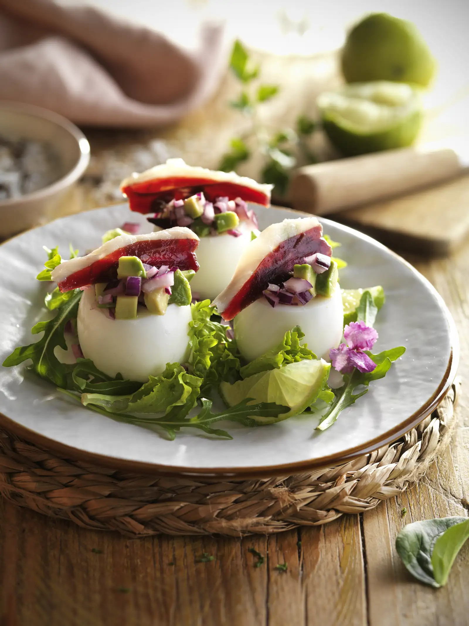 Huevos rellenos de guacamole y jamón