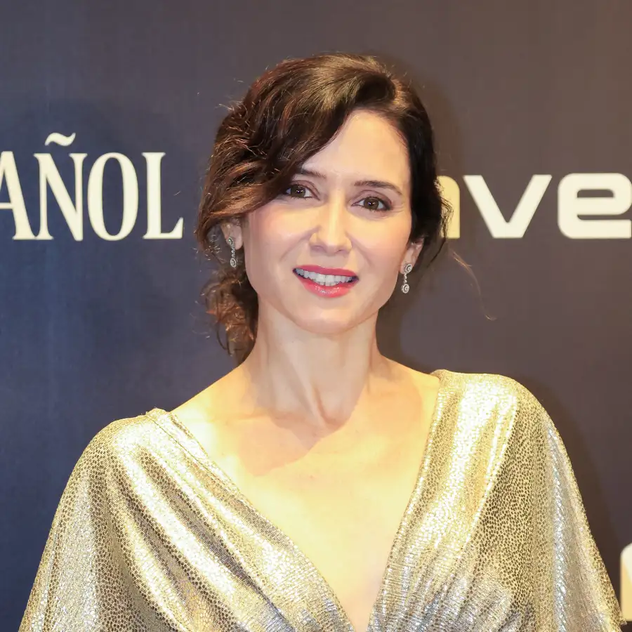 Del vestido dorado de Díaz Ayuso al traje azul de Ana Botella: todos los looks de los asistentes a los Premios Leones de 'El Español'