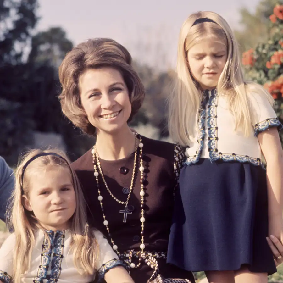 La dura infancia de las infantas Elena y Cristina: sale a la luz la dolorosa indiferencia de la reina Sofía a la que hicieron frente en su niñez