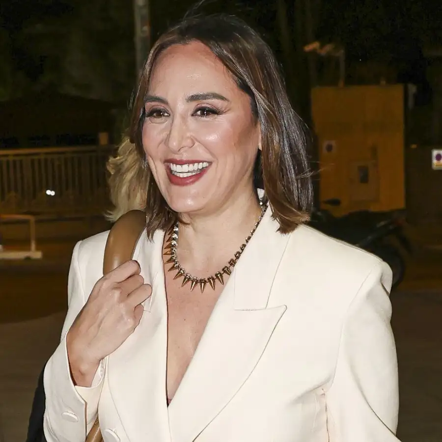 Del traje blanco de Tamara Falcó al esmoquin masculino de Nuria Roca: todos los looks de la fiesta de Navidad de Antena 3