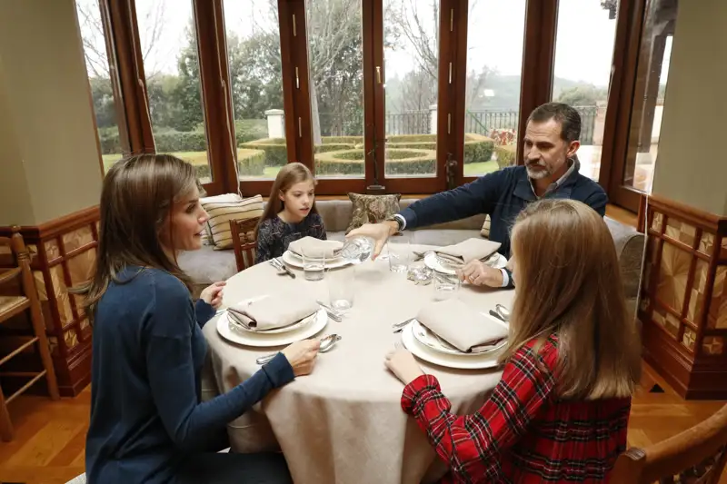 Familia Real Comiendo