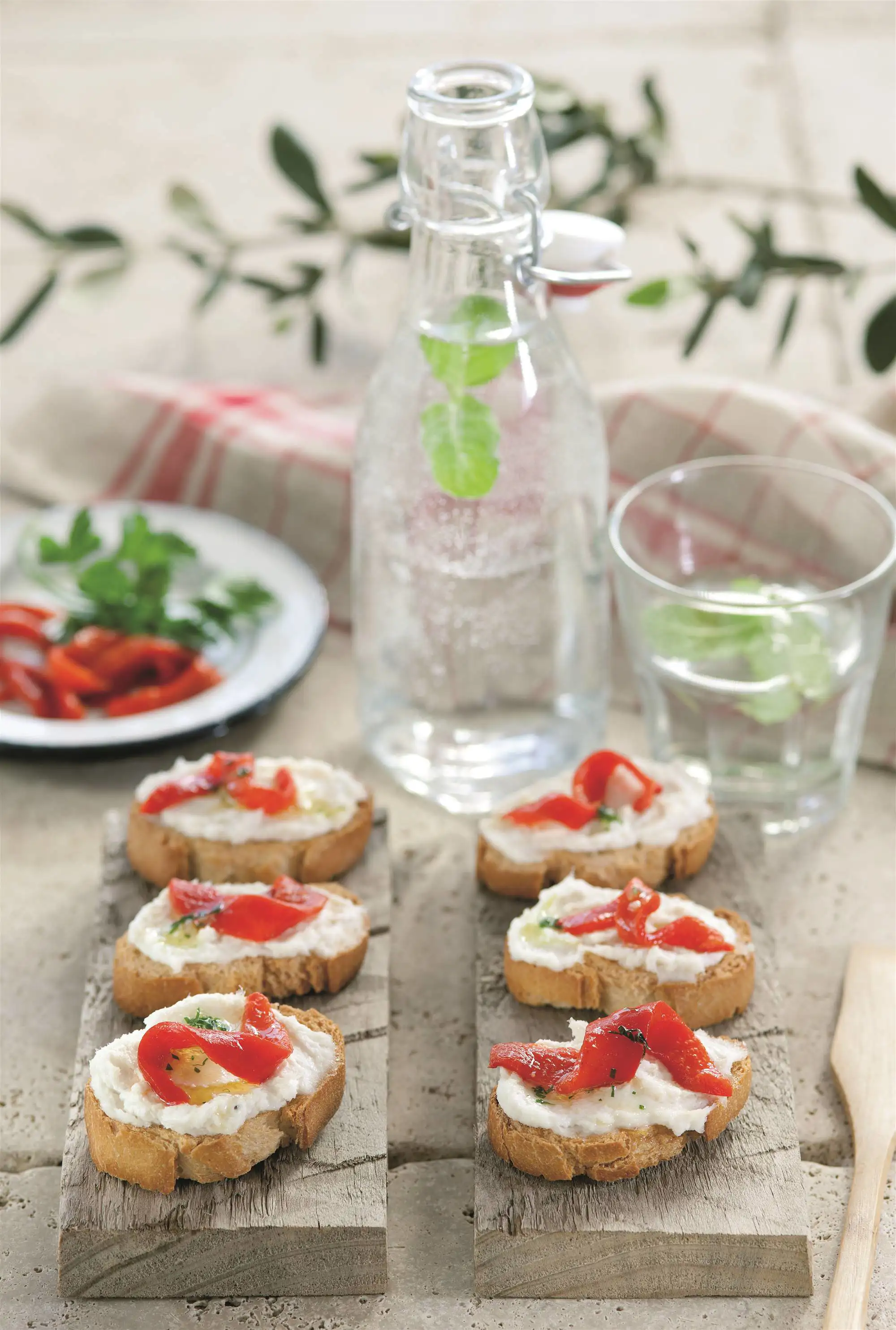 aperitivos fríos Tostaditas de brandada con pimiento asado