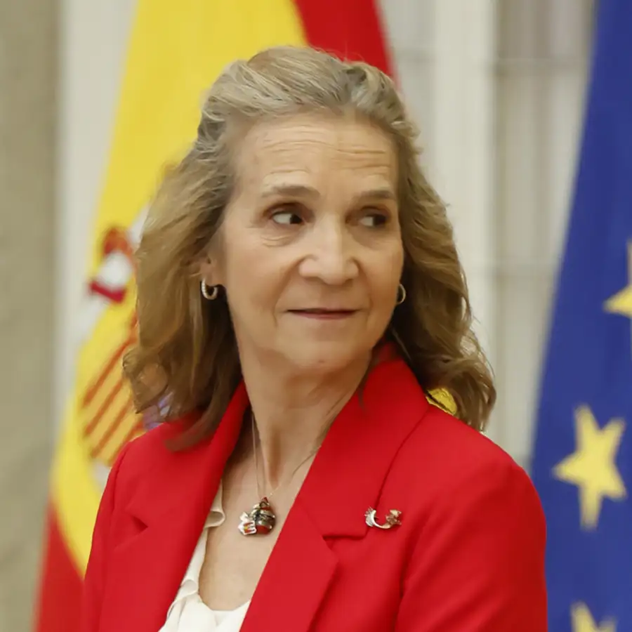 Ni blancas ni negras: el color de las zapatillas de la infanta Elena arrasará en 2025, es poco típico y atrevido