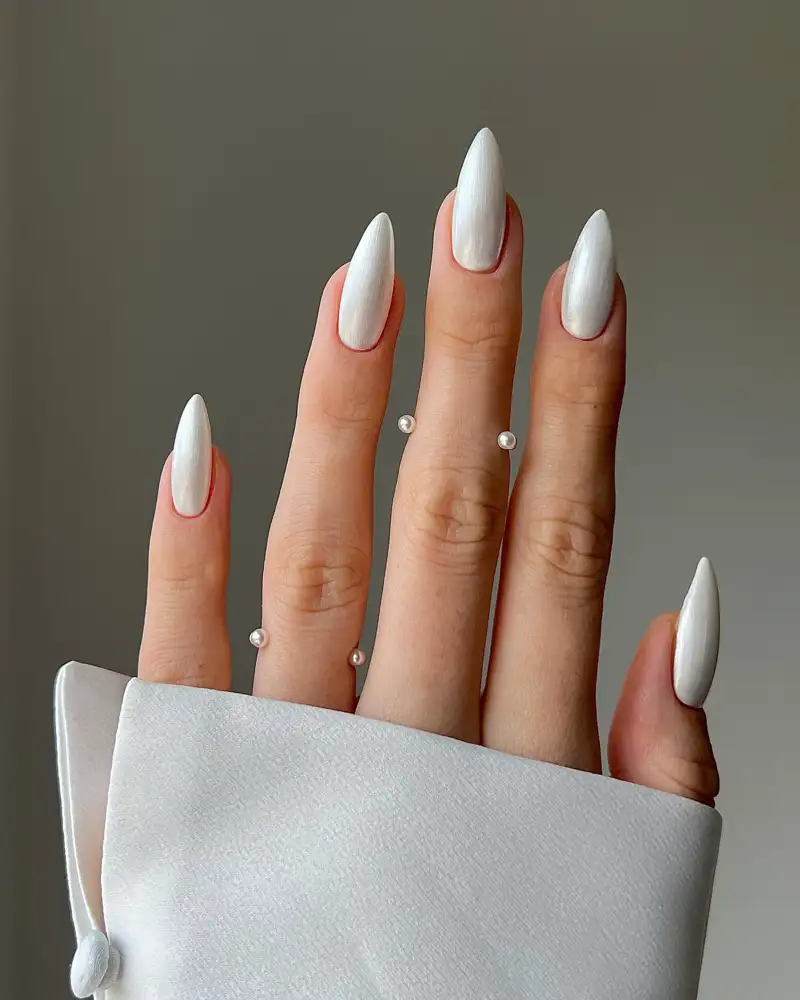 uñas blancas elegantes Perladas