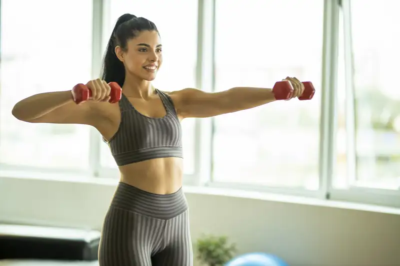 ejercicios de tríceps para mujer que puedes hacer en casa