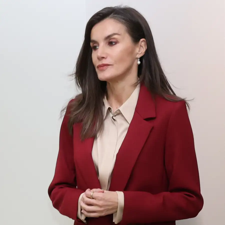 Mocha Mousse y Burgundy: Letizia se suma a los colores más en tendencia de 2025 con su look navideño más "copiable"