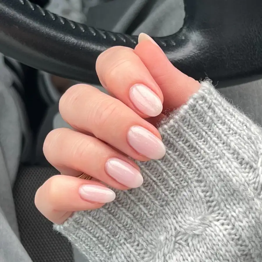 20 ideas de uñas perladas, elegantes y en tendencia para lucir una manicura diferente en Navidad