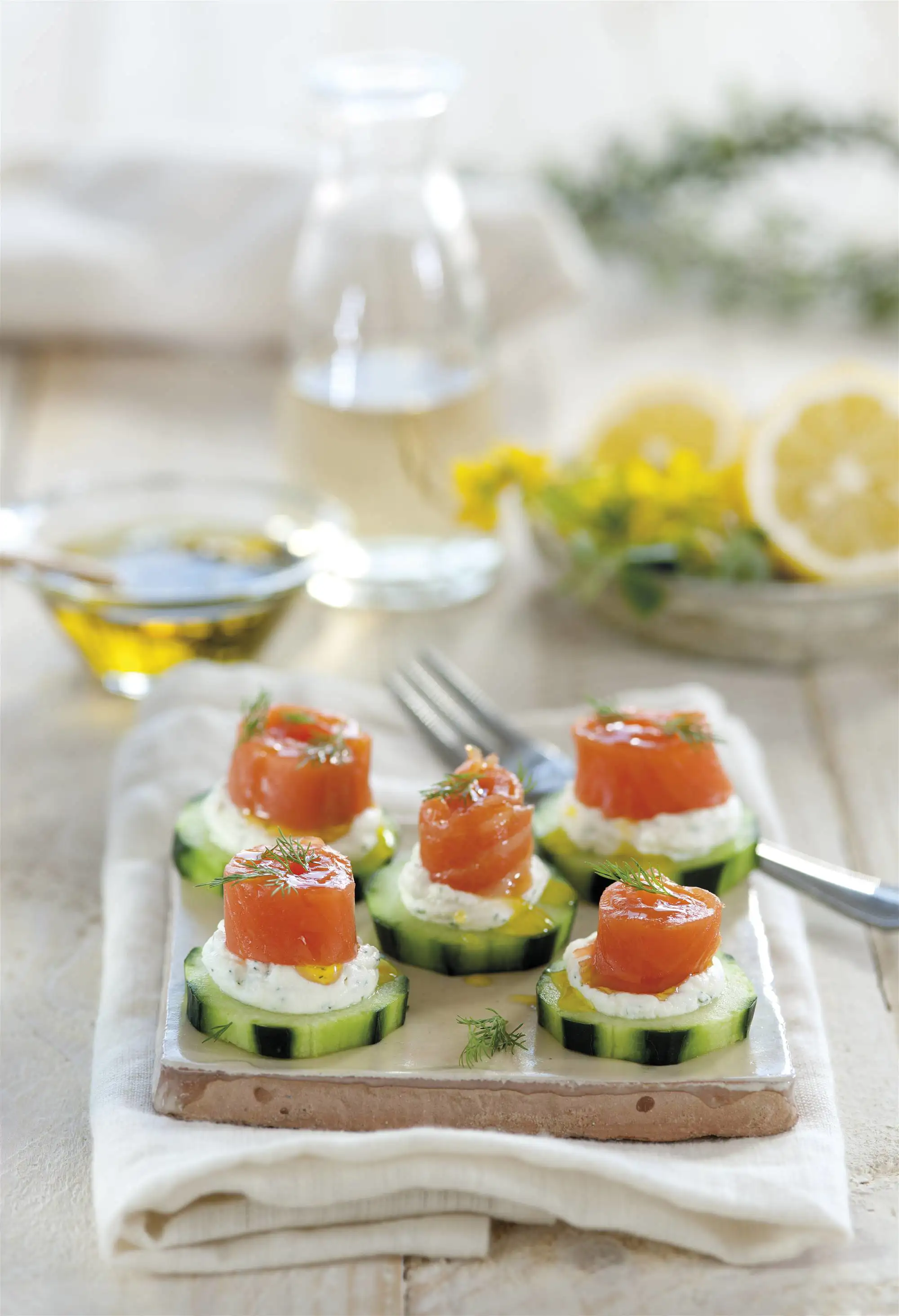 aperitivos fáciles Canapés de pepino y salmón 