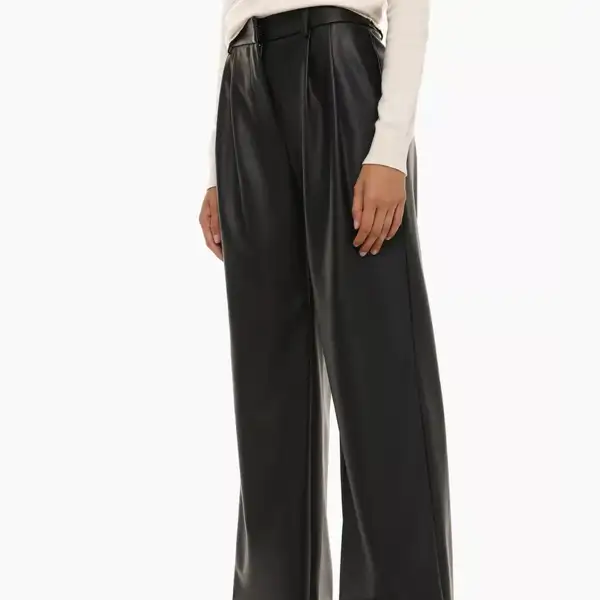 Pantalón wide leg efecto piel