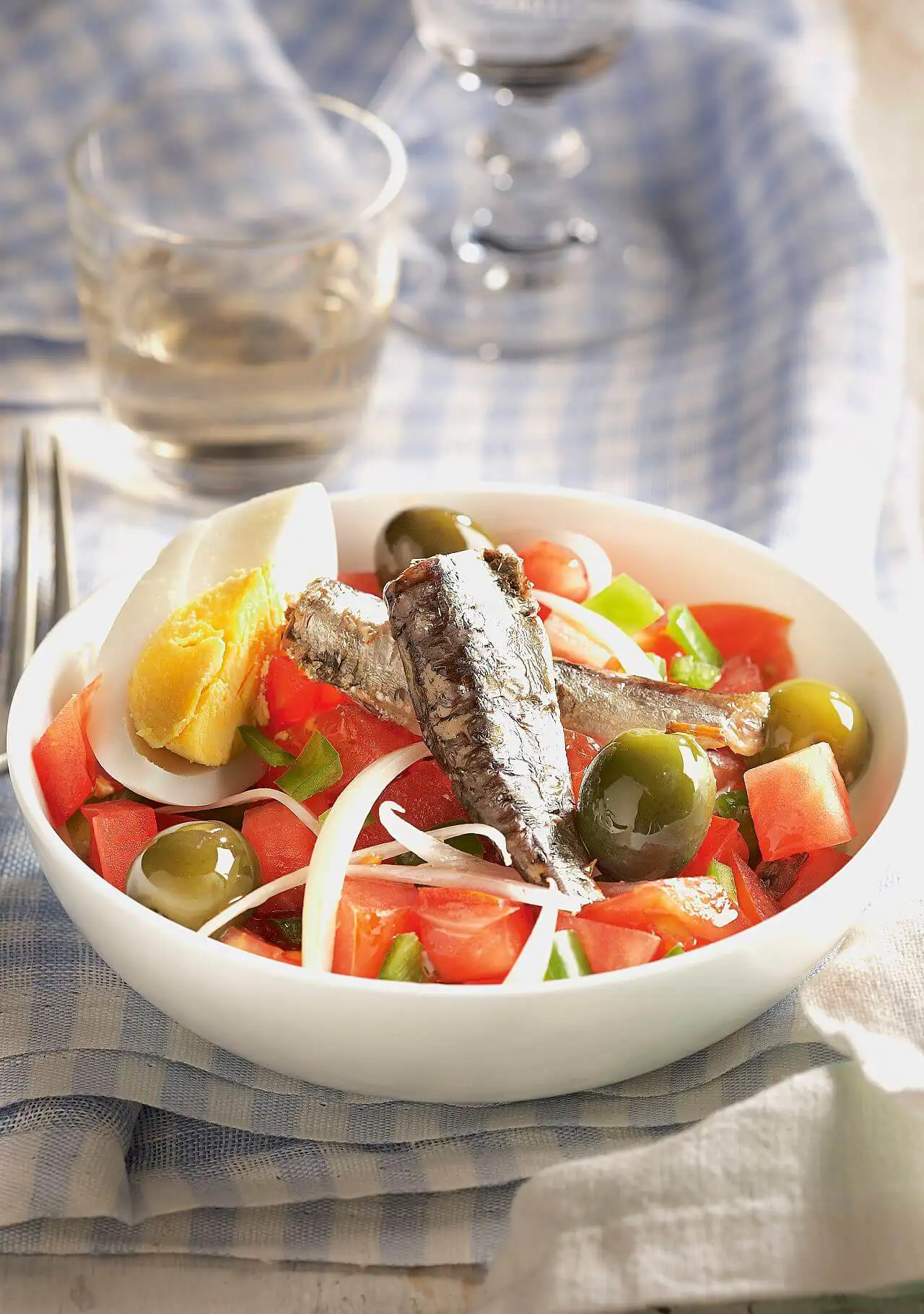 qué cenar para adelgazar ensalada de tomate con sardinillas y huevo duro