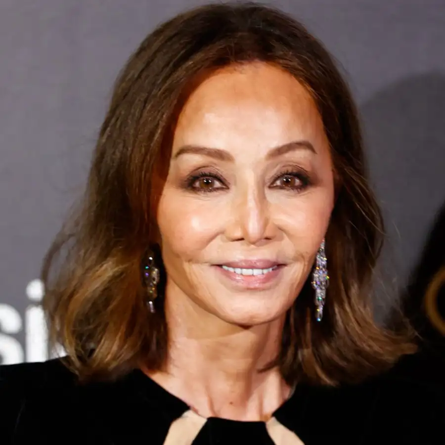 Isabel Preysler se suma a la tendencia de los vaqueros con pedrería perfectos para looks de noche cómodos y elegantes