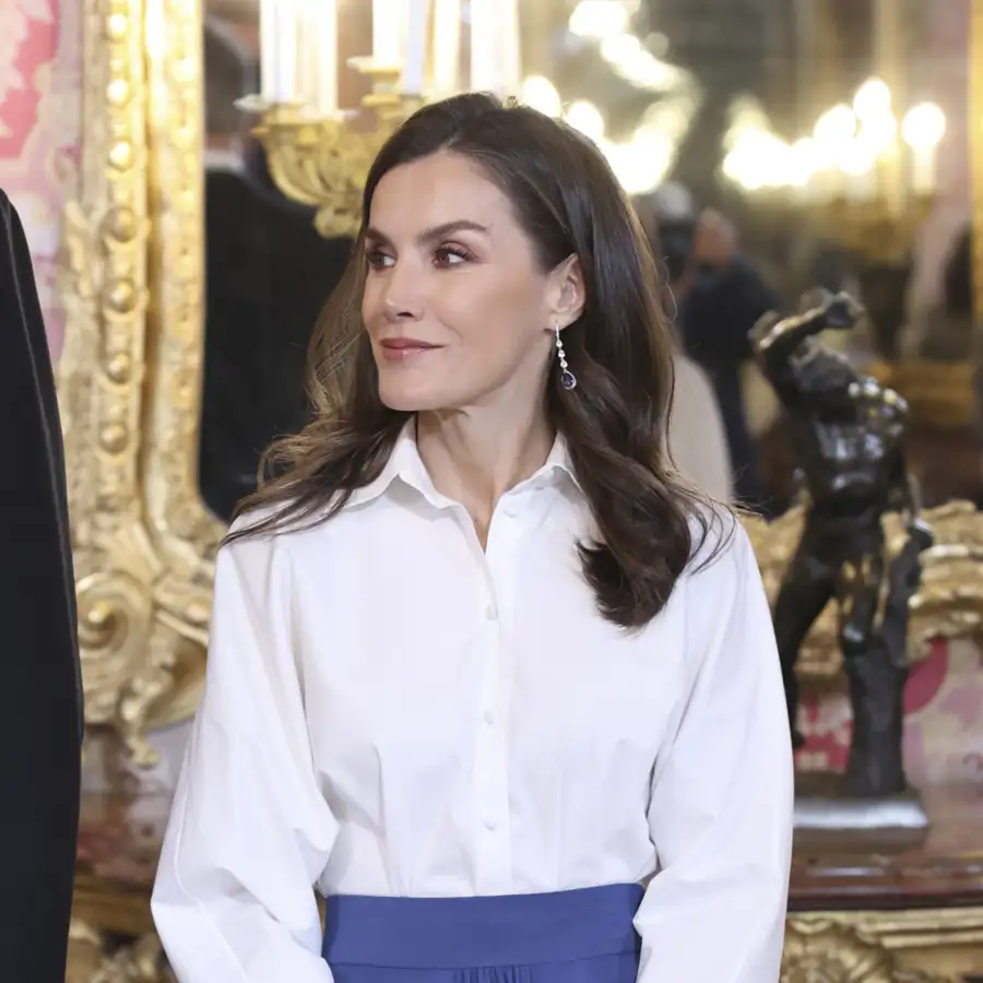 El look de invitada con camisa blanca de Letizia para primavera 2025: poco típico, muy fácil de copiar y súper sofisticado