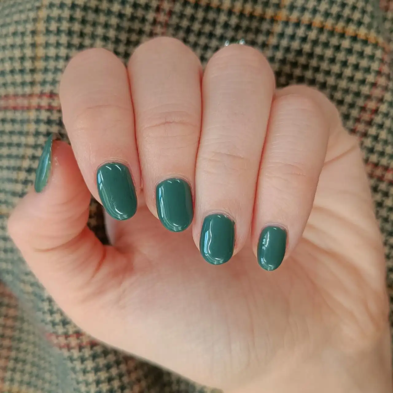 uñas verde pino