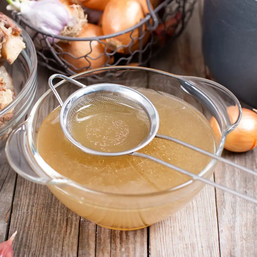 Cómo hacer caldo de huesos: la receta más fácil, deliciosa y con más colágeno