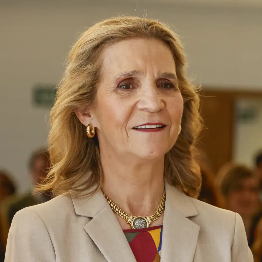 La infanta Elena se inspira en Marta Ortega y elige los pantalones estampados que serán tendencia en 2025 y Zara ya ha rebajado  